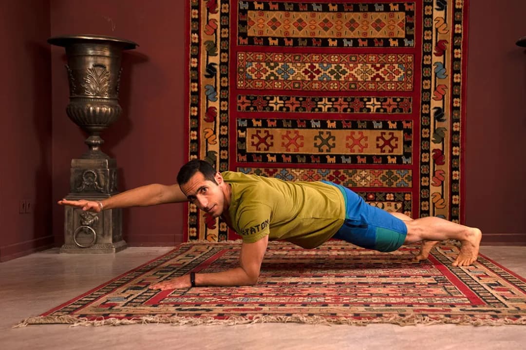 شکم تخت، سرشانه های قوی